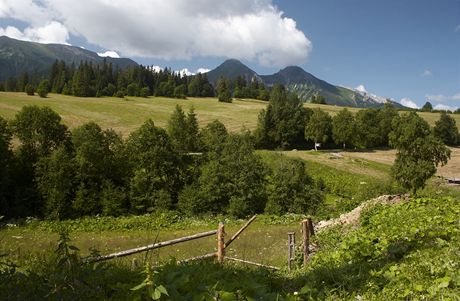 Slovensko. Pohled ze diaru na diarskou Vidlu a Havran (dva nejvy vrcholy Belianskch Tatier)