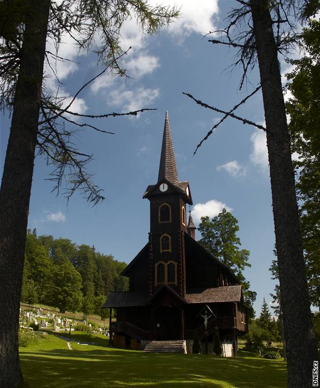 Slovensko. Devný kostel lidové architektury v Tatranské Javorin (výbek Rogové pod Belianskými Tatrami)