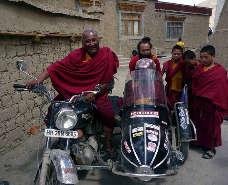 Budhistití mnii byli motorkami a sajdkárou, na které vozíkáka Jana Fesslová zdolávala Himálaj, nadeni
