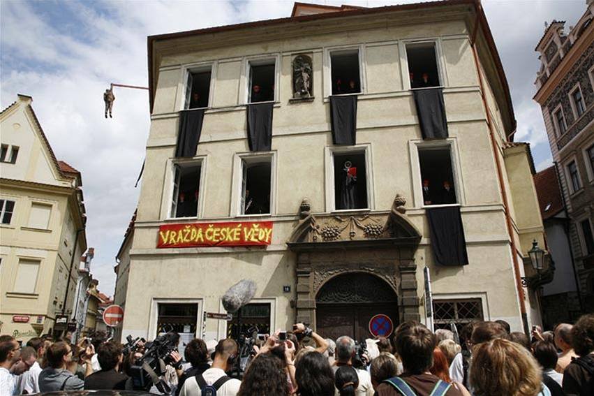 Vra�da �eské v�dy. Protest v�dc�, Jilská ulice, Praha; 21. �ervence 2009.