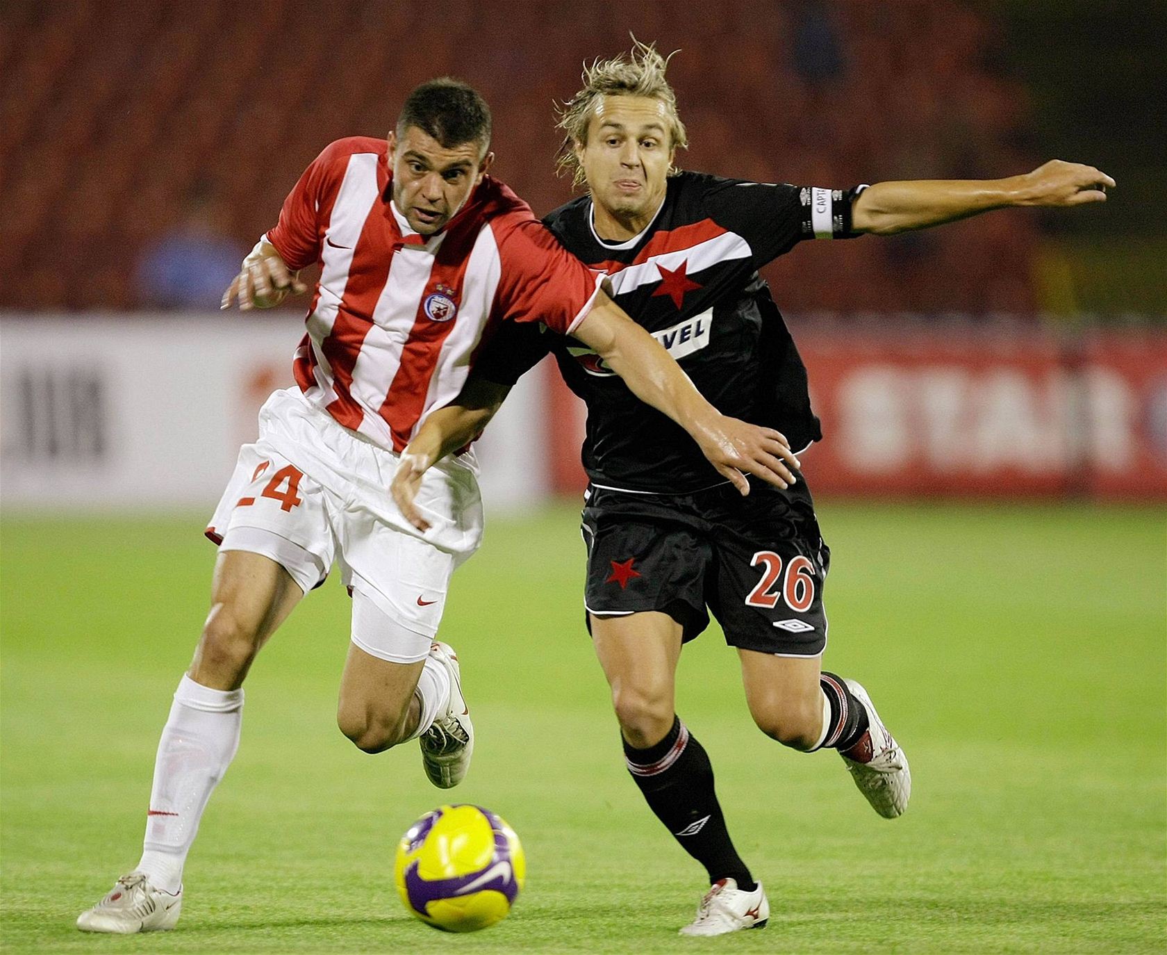 Slavia (netradi�n� v tmavém) v B�lehrad� neusp�la. Sázka� kv�li ní prohrál 200 tisíc korun.