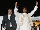 Proputný atentátník z Lockerbie Abdal Basat Muhammad Midrahí se synem Muammara Kaddáfího Sajfem Islámem na letiti v Tripolisu