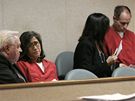 Phillip Garrido se svou enou Nancy (oba v erveném) u soudu, kde byli obalováni z 29 trestných in. (28.8.2009)