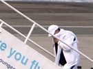 Abdal Basat Alí Muhammad Midrahí nastupuje do letadla, které ho dopraví do Libye. (20. srpna 2009)