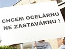 Drobní akcionái ArcelorMittal Ostrava prostestují ped zahájením valné hromady.