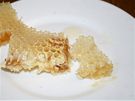 Voštiny, tedy víčka a plástev se zbytky medu, které jsou výborné na žvýkání jak zdravá přírodní žvýkačka 