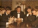 Manaer The Beatles Brian Epstein (uprosted) se svými svenci