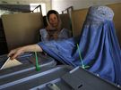 Ped volebními místnostmi v Afghánistánu se stojí dlouhé fronty, v hojném potu pily volit i eny (20. srpna 2009)
