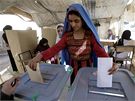 K prezidentským volbám v Afghánistánu se dostavily v hojném potu i eny (20. srpna 2009)