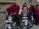 Budhistití mnii byli motorkami a sajdkárou, na které vozíkáka Jana Fesslová zdolávala Himálaj, nadeni