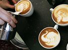 Konec seriálu o káv, latté art -  kavárnice Petra Veselá vytvoila na cappucinu zajímavé obrazce. 