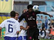 Olomouc - Everton, hlavi�kuje hostující úto�ník Jo.