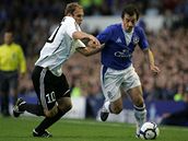 Everton - Olomouc: domácí Baines (s mí�em) a Hubník