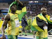 Usain Bolt (vlevo) a Asafa Powell oslavuj vtzstv ve tafetovm zvodu