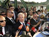 Maarsk prezident Lszlo Slyom na hraninm most mezi Maarskem a Slovenskem u Komrna (21. srpna 2009)
