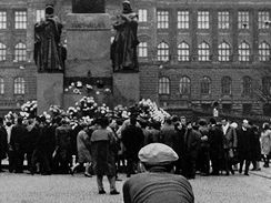 Srpen 1969. Poklidné srocování občanů u sochy sv. Václava na Václavském náměstí v Praze. 