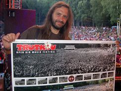 Zakladatel trutnovského festivalu Martin Věchet ukazuje skupinovou fotografii pořízenou na loňském ročníku přehlídky 