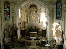 Vyrabovaný interiér kostela. Nad oltářem schází kopie obrazu Panny Marie Pomocné, který v kostele nyní je.