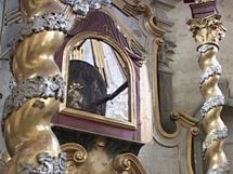 Sloupy nesoucí baldachýn nad oltářem (nyní jsou ukradené) s rámem, do něhož bylo možné vsunout obraz Panny Marie Pomocné (v pozadí)