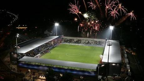 BRITA ARENA. V nmeckém Wiesbadenu stojí montovaný stadion, který chtjí i FK Ústí a Baník Most.