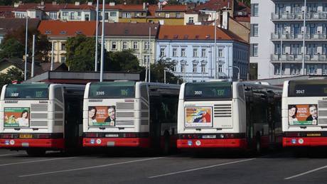 Olga Zubová a Petr Hulínský. Tém�� na ka�dém autobuse. Kampa� p�ed podzimními parlamentními volbami; Praha, srpen 2009. 