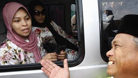 Malajsijka se vítá se otcem poté, co jí úady odloily trest esti ran holí (24. 8. 2009)