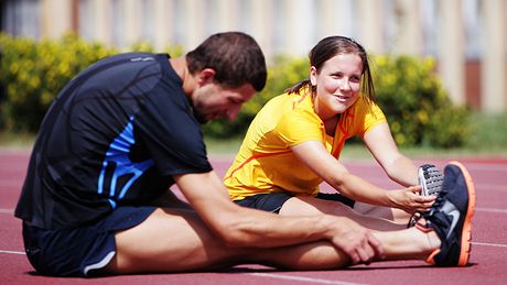 Monika Kluáková s trenérem Honzou - stretching