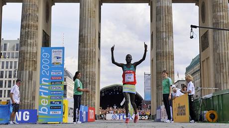 Zlatý medailista Abel Kirui v cíli maratonu u berlínské Braniborské brány