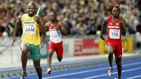 Jamajská tafeta dovádí. Asafa Powell, Usain Bolt, Michael Frater a Steve Mullings (zleva) po zlatém bhu na mistrovství svta v Berlín.