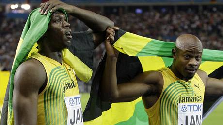 Usain Bolt (vlevo) a Asafa Powell oslavují vítzství ve tafetovém závodu