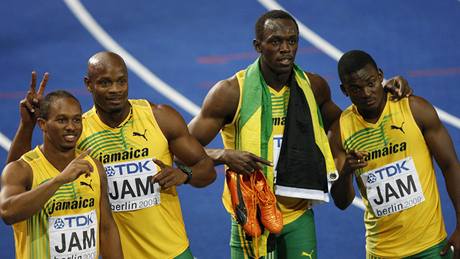 Všichni členové jamajské zlaté štafety v cíli: Frater, Powell, Bolt a Mullings (zleva)