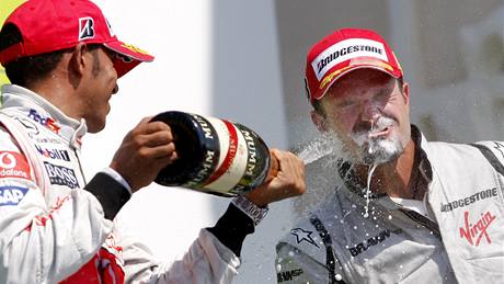 Velká cena Evropy: druhý Hamilton (vlevo) slaví na pódiu s vítzem Barrichellem