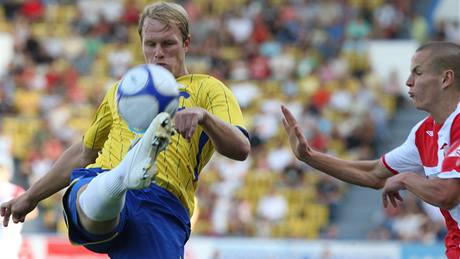 Teplice - Slavia: domácí Klein (vlevo) a Hlou�ek