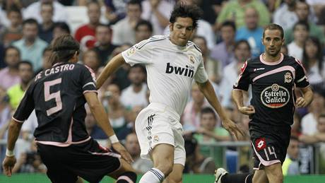 Real Madrid - Deportivo La Corua: domácí Kaká se probíjí mezi Ze Castrem (vlevo) a Pablem Hernandézem