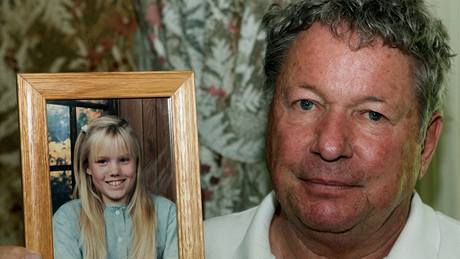 edesátiletý Carl Probyn drí fotku své nevlastní dcery Jaycee Dugardové (27. srpna 2009) 