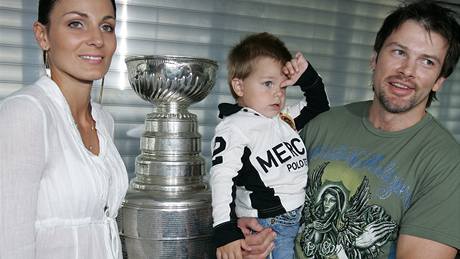 Historický okamik pro brnnské fanouky: Petr Sýkora pivezl Stanley Cup (na snímku s manelkou a synkem)