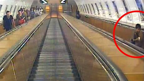 Nehoda, pi které sedmiletému chlapci uvízla noha v eskalátoru v metru na Mstku.