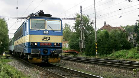 Majitel domku u trati ukrytého za ke�i (na snímku) nechce u kolejí protihlukové st�ny.