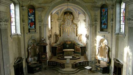 Vyrabovaný interiér kostela. Nad oltářem schází kopie obrazu Panny Marie Pomocné, který v kostele nyní je.