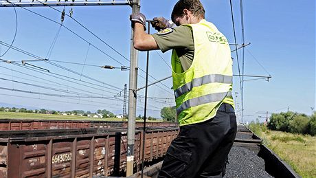 Slovenský celník prohledává run vlak na elezniním pechodu Maovce poté, co byl na ádost Ukrajiny vypnut skener na nákladní vlaky