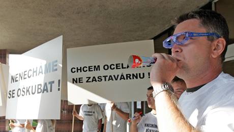 Drobní akcionáři společnosti ArcelorMittal Ostrava protestují před zahájením valné hromady.