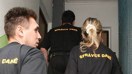 Správci dan za asistence stráník a zámeníka vymáhali dluhy od chomutovských neplati (25. srpna 2009)