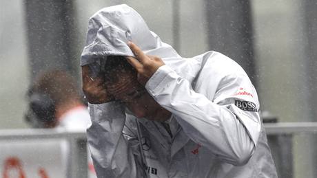 Lewis Hamilton se schovává ped det bhem úvodního tréninku Velké ceny Belgie ve Spa.