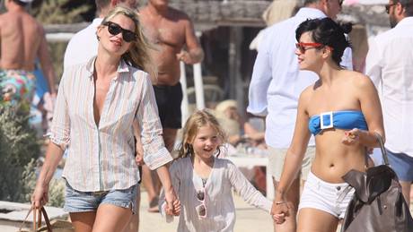 Lily Allen a Kate Mossová s dcerou na dovolené