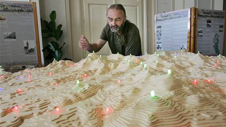 Autor Milan Koeluh se svým dílem, maketou Novohradských hor, která je osvícena 98 diodami 