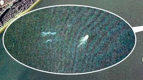 Lochneska zachycená na satelitní fotografii aplikace Google Earth