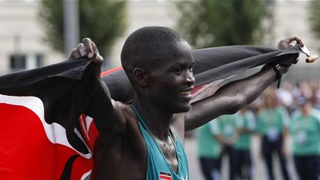 Zlatý medailista Abel Kirui v cíli maratonu u berlínské Braniborské brány