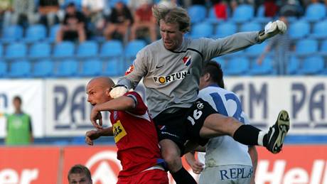 Ostrava - Brno: domácí gólman Vít Baránek v akci