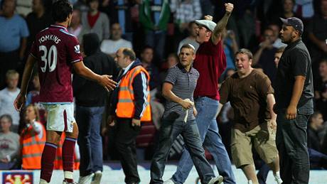 Fanouci bhem utkání West Ham - Millwall nkolikrát vnikli na trávník.