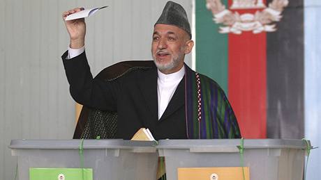 Svj hlas u vhodil i favorit souasných voleb Hamíd Karzáí (20. srpna 2009)